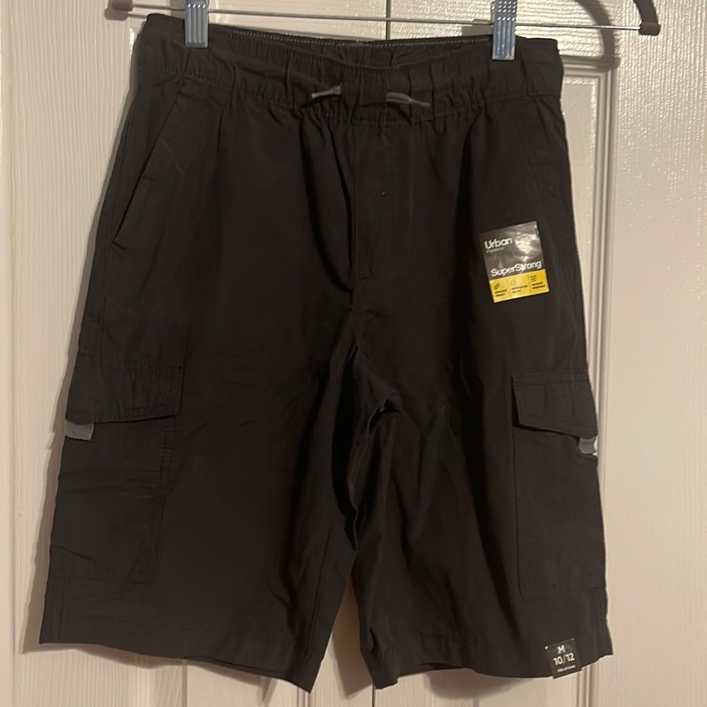 Urban pipeline cargo shorts in black size kids medium 10-12